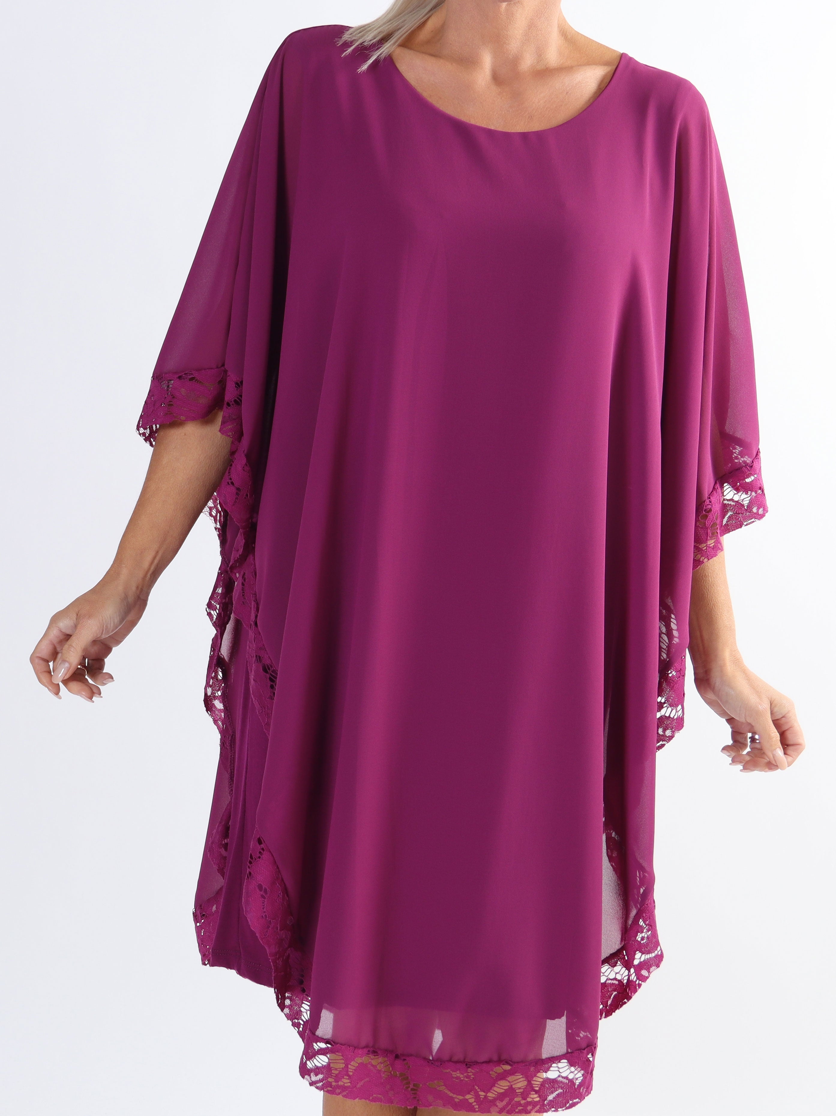 Kenya Edge - Plus size tunikaklänning med chiffonglager och spetskant